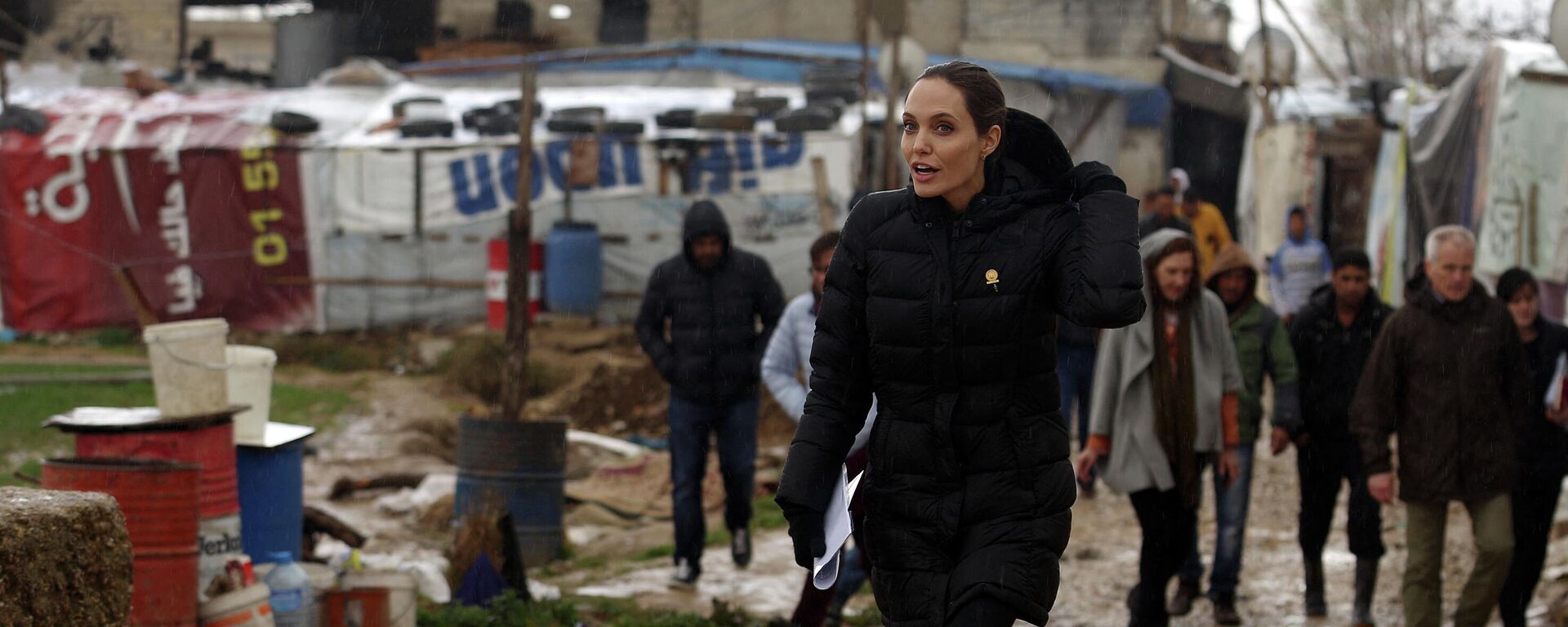Angelina Jolie, Lübnan'daki Suriyeli mültecilerin kampını ziyaret etti - 2016 - Sputnik Türkiye, 1920, 16.09.2022