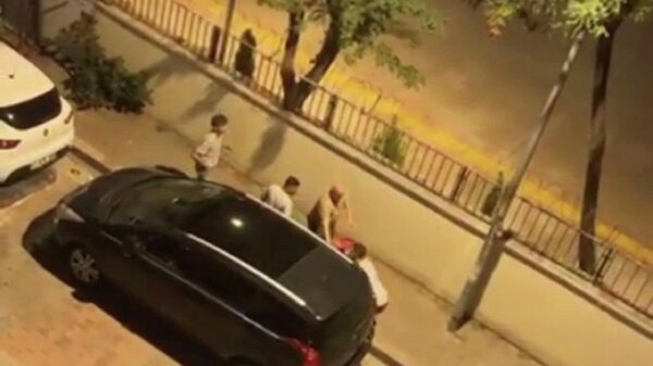 İstanbul Küçükçekmece'de, bakkaldan bisküvi çaldığı öne sürülen çocuk sokak ortasında dövüldü.
 - Sputnik Türkiye