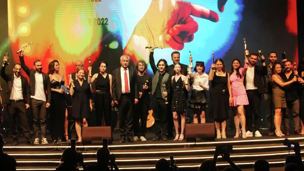 29. Uluslararası Altın Koza Film Festivali’nin büyük ödül töreni, Çukurova Üniversitesi Kongre Merkezi’nde yaklaşık 2 bin davetlinin katılımıyla gerçekleşti.  - Sputnik Türkiye