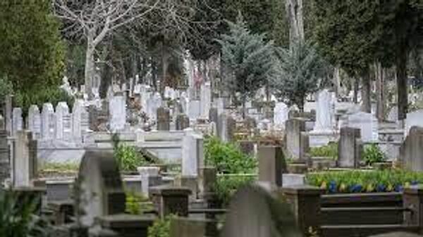 Son dönemde mezar taşı fiyatlarındaki artış dikkat çekti. Mermer ustaları, geçen yıla göre yüzde 100 artış ile 250 TL’den 500 TL’ye çıkan mezar taşı fiyatlarının maliyet kaynaklı olduğunu söyledi. Bu dönemde bir mezar takım fiyatı 7 bin ile 80 bin TL arasında değişiklik gösteriyor. - Sputnik Türkiye
