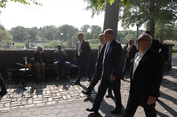 Yürüyüşü sırasında parkta bulunanların ilgisiyle karşılaşan Erdoğan, parktakilerle sohbet edip, fotoğraf çektirdi. - Sputnik Türkiye