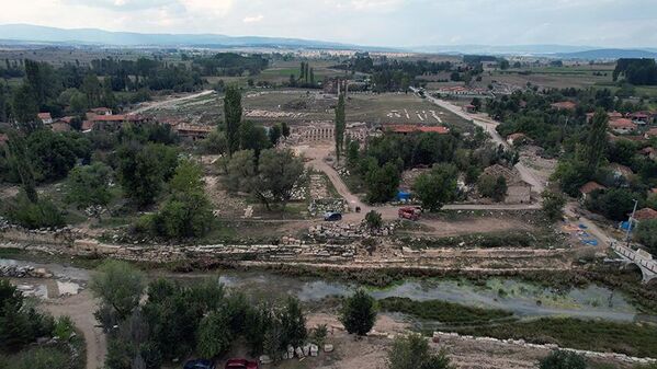 UNESCO Dünya Miras Geçici Listesi&#x27;ne 2012&#x27;de dahil edilen, Anadolu&#x27;daki en iyi korunmuş Zeus Tapınağı&#x27;na ev sahipliği yapan Aizanoi Antik Kenti&#x27;ndeki kazılar, Cumhurbaşkanı kararıyla 17 Ağustos&#x27;tan beri Kütahya Dumlupınar Üniversitesi (DPÜ) tarafından sürdürülüyor.  DPÜ Fen Edebiyat Fakültesi Arkeoloji Bölümü ve Kazı Başkanı Prof. Dr. Gökhan Coşkun, AA muhabirine, geçen ay başlayan kazı çalışmalarının Kütahya Valiliğinin de desteğiyle 80 işçi, 20 teknik personel ve akademisyenlerle antik kentteki Koca Çay, agora (çarşı) ve tiyatroda sürdürüldüğünü söyledi. - Sputnik Türkiye