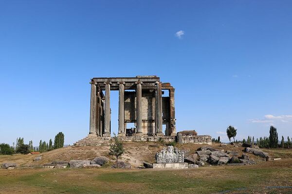 Coşkun, güneş saati üzerinde incelemelerin ve restorasyonun sürdüğünü belirterek, insanların o dönemde güneş saatiyle zamanı ve mevsimleri öğrenebildiğini söyledi. - Sputnik Türkiye