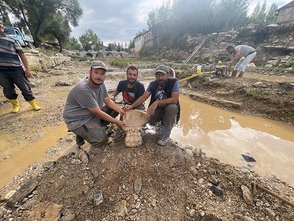 Yeni sezonda Aizanoi&#x27;da ilk kez mermer güneş saati bulunduğunu dile getiren Coşkun, şöyle devam etti:&quot;Bu sezon çay yatağında yaptığımız kazılarda bizi en çok heyecanlandıran, burada tespit ettiğimiz ve gün yüzüne çıkardığımız mermer güneş saati oldu. Bu güneş saati Roma dönemine ait ve Aizanoi&#x27;de bugüne kadar bulunan ilk güneş saati. Hemen hemen tam diyebileceğimiz güneş saatinin birkaç küçük parçası eksik. Onun haricinde üzerindeki yazılarıyla, şekilleriyle çok iyi korunmuş durumda. Mermerden yapılmış güneş saatinin yüksekliği 45 santimetre, genişliği ise 43 santimetre. Roma dönemine tarihlediğimiz güneş saati günümüzden yaklaşık 2 bin yıl öncesine ait.&quot; - Sputnik Türkiye