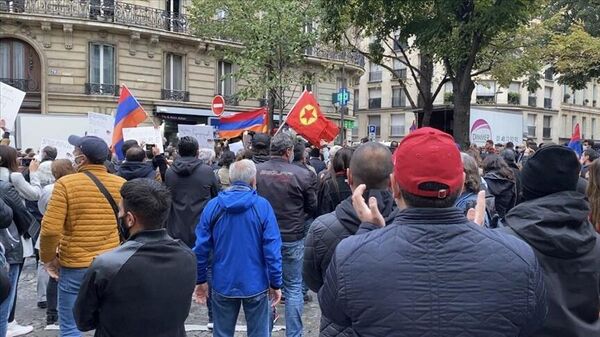 Fransa'nın başkenti Paris'te Azerbaycan'a yönelik protesto düzenleyen gruptan birkaç kişi büyükelçilik binasını basmaya kalkıştı.  - Sputnik Türkiye