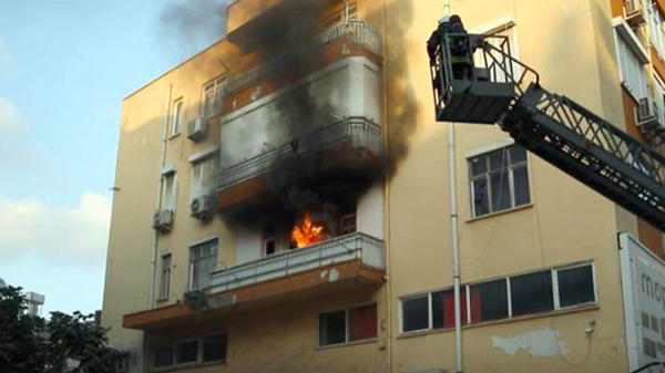 Sinir krizi geçirince balkonu ateşe verdi: Camları kırdı, eşyaları sokağa attı - Sputnik Türkiye