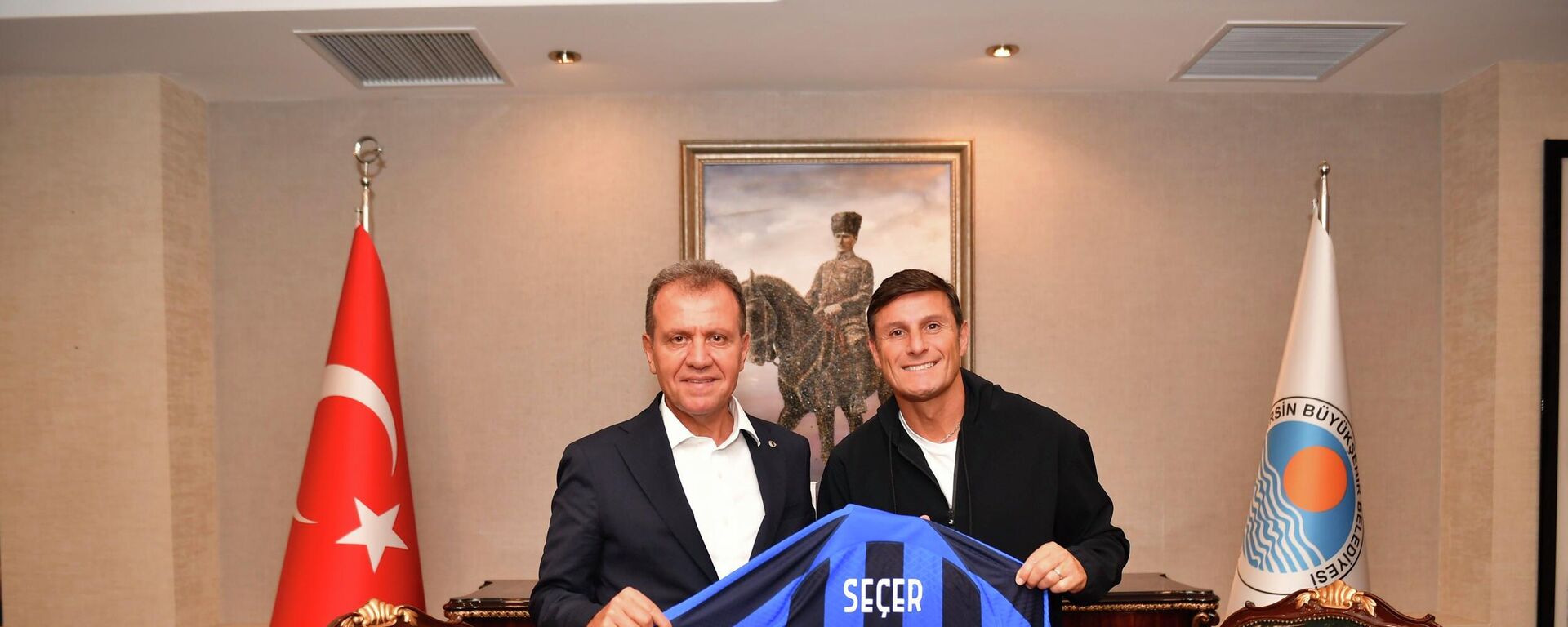 İtalyan ekiplerden Inter'in eski oyuncusu ve şu anki Başkan Yardımcısı Javier Zanetti, bir dizi etkinlik için geldiği Mersin'de, Büyükşehir Belediye Başkanı Vahap Seçer için '33' numaralı formayı imzalayarak hediye etti. - Sputnik Türkiye, 1920, 19.09.2022