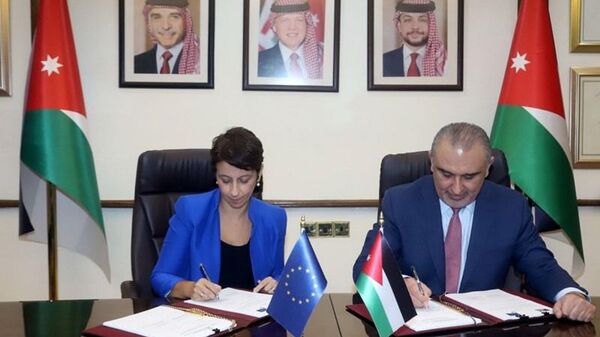 Ürdün Planlama ve Uluslararası İşbirliği Bakanı Nasır eş-Şeride, AB Avrupa Büyükelçisi Maria Hadjitheodosiou ile ortak bir deklarasyon imzaladı. - Sputnik Türkiye
