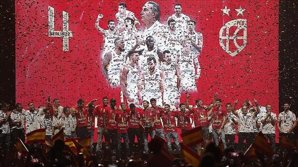 İspanya Basketbol Milli Takımı, Avrupa şampiyonluğunu Madrid'de kutladı. - Sputnik Türkiye