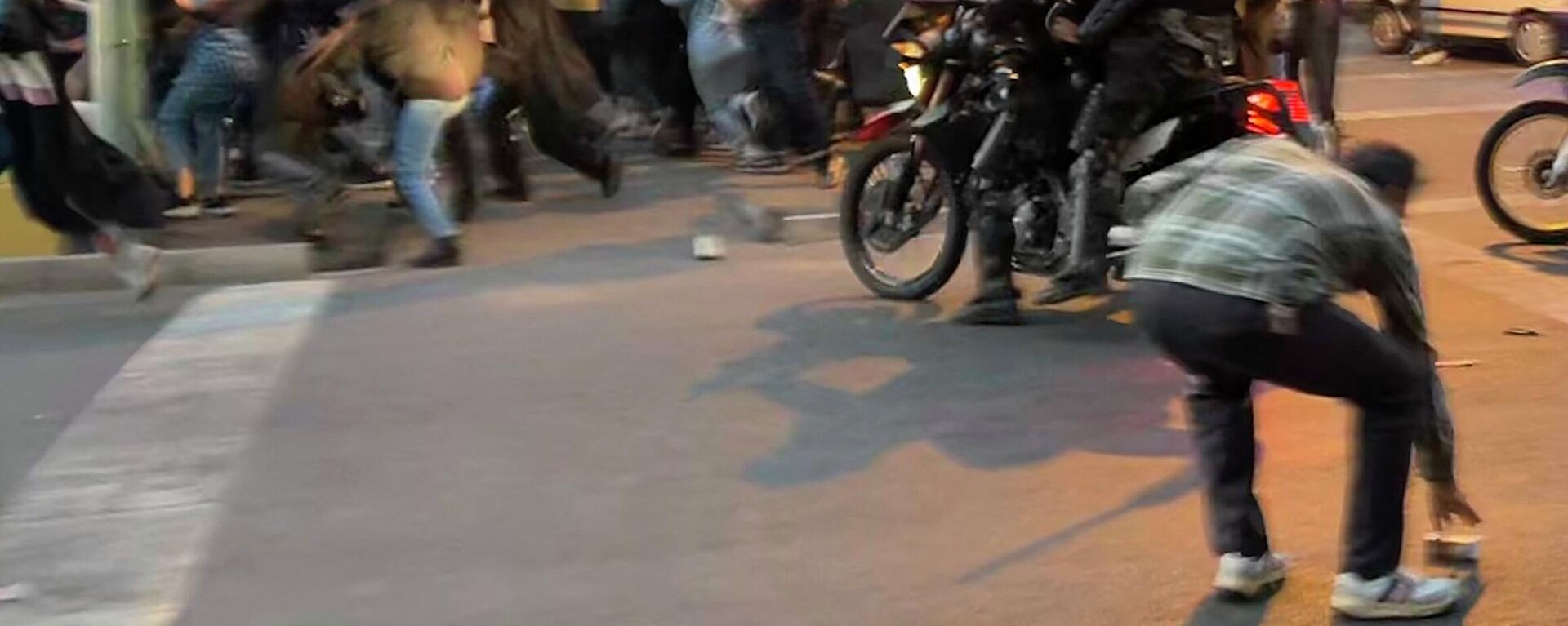 İran'da bir hafta önce Kürdistan eyaletinin Sakız kentinden başkent Tahran'ı ziyarete gelen Mahsa Emini'nin ahlak polisi tarafından saçını kurallara göre örtmediği gerekçesiyle gözaltına alınmasının ölümüyle sonuçlanmasıyla başlayan protestolar: Tahran'da protestocu gençleri motosiklet üzerinden coplayan polisler - Sputnik Türkiye, 1920, 20.09.2022