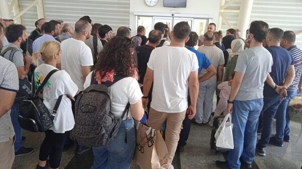 Diyarbakır'dan Ankara'ya gitmek isteyen yolcular, Türk Hava Yolları'nın, kapı arızası nedeniyle yolcuların yarısını uçağa almamasını şaşkınlıkla karşıladı.  - Sputnik Türkiye