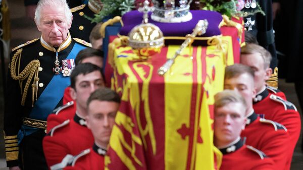 Kral Charles Kraliçe 2. Elizabeth'in cenazesinde - Sputnik Türkiye