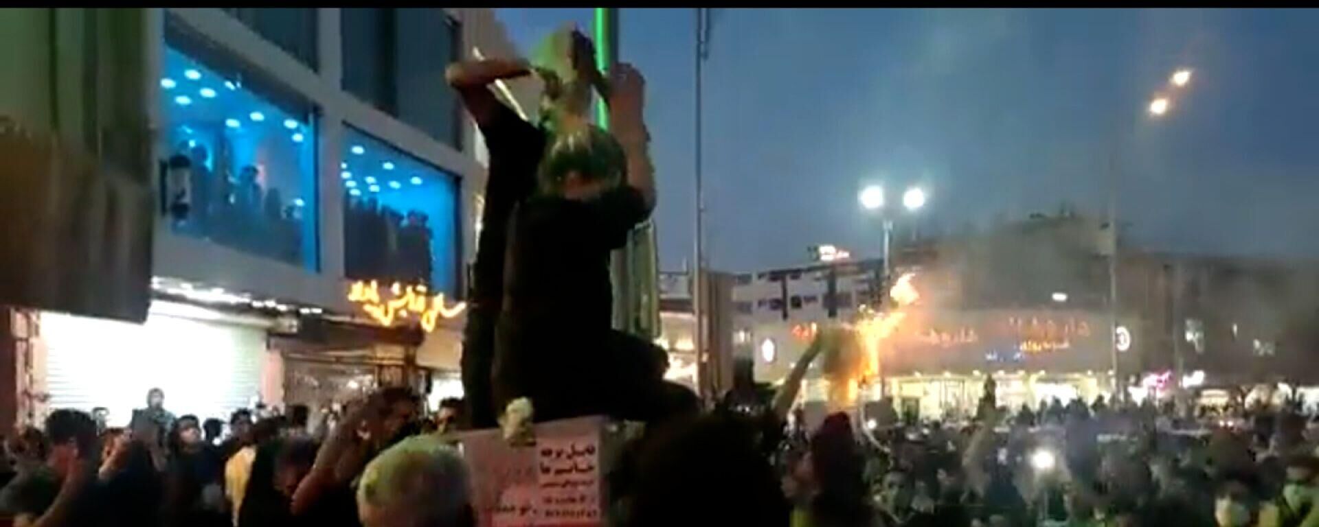 İran'da kadın protestocuların başörtülerini atıp saçlarını kestiği ya da dans ettiğine dair görüntüler, sosyal medyada viral oldu.  - Sputnik Türkiye, 1920, 21.09.2022