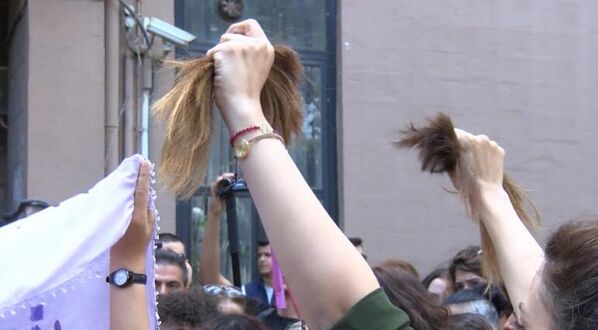 Fatih Ankara Caddesi önünde toplanan kadınlar, Mahsa Amini için dünya genelinde yapılan eylemlere destek vererek saçlarını kesti. - Sputnik Türkiye