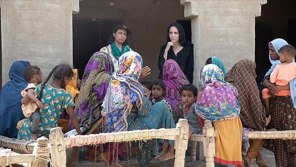 Angelina Jolie'den Pakistan'daki sel mağdurları için yardım çağrısı - Sputnik Türkiye