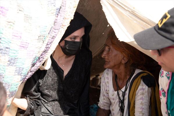 Angelina Jolie'den Pakistan'daki sel mağdurları için yardım çağrısı - Sputnik Türkiye