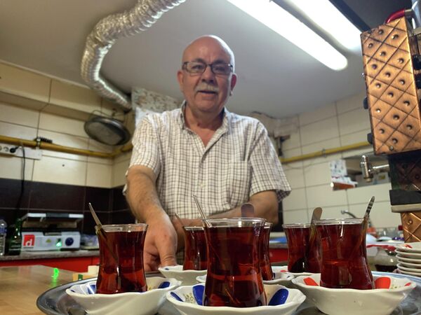 58 yıldır günde 20 bardak çay içiyor: 'Kaliteli çay insanı dinç tutuyor, ömrü uzatıyor' 58 yıldır günde 20 bardak çay içiyor: 'Kaliteli çay insanı dinç tutuyor, ömrü uzatıyor' - Sputnik Türkiye