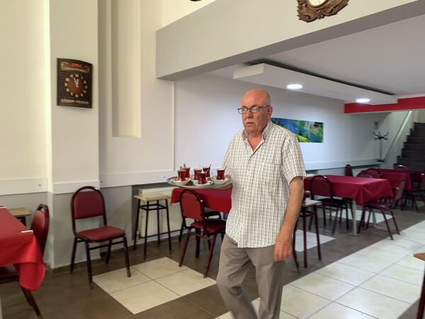 58 yıldır günde 20 bardak çay içiyor: 'Kaliteli çay insanı dinç tutuyor, ömrü uzatıyor' 58 yıldır günde 20 bardak çay içiyor: 'Kaliteli çay insanı dinç tutuyor, ömrü uzatıyor' - Sputnik Türkiye