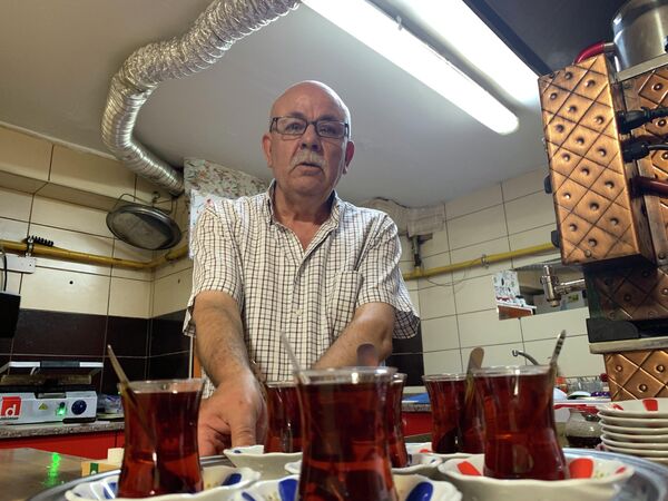 58 yıldır günde 20 bardak çay içiyor: 'Kaliteli çay insanı dinç tutuyor, ömrü uzatıyor' 58 yıldır günde 20 bardak çay içiyor: 'Kaliteli çay insanı dinç tutuyor, ömrü uzatıyor' - Sputnik Türkiye