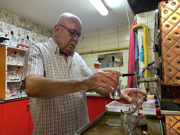 58 yıldır günde 20 bardak çay içiyor: 'Kaliteli çay insanı dinç tutuyor, ömrü uzatıyor' 58 yıldır günde 20 bardak çay içiyor: 'Kaliteli çay insanı dinç tutuyor, ömrü uzatıyor' - Sputnik Türkiye