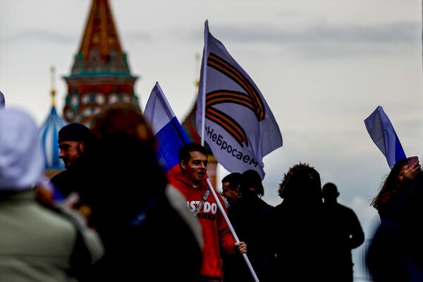 Rusya'nın başkenti Moskova’da, referandumlara destek amacıyla düzenlenen “Bizden olanları bırakmayız” etkinliğine yaklaşık 50 bin kişi katıldı 
 - Sputnik Türkiye