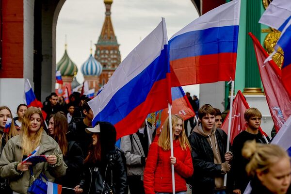 Rusya'nın başkenti Moskova’da, referandumlara destek amacıyla düzenlenen “Bizden olanları bırakmayız” etkinliğine yaklaşık 50 bin kişi katıldı 
 - Sputnik Türkiye