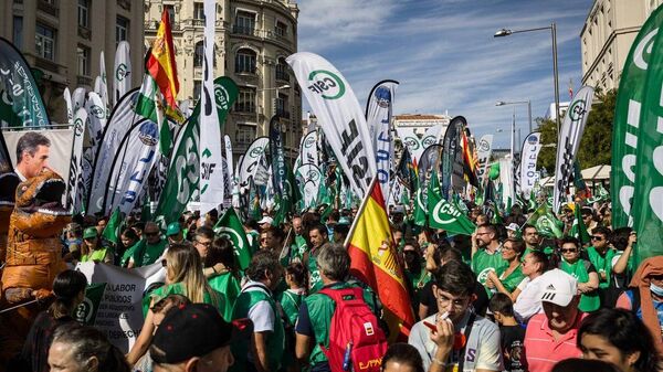 Enflasyonun yüzde 10.5'e yükseldiği İspanya'da, sosyal yoksullaşmaya karşı ilk büyük gösteri yapıldı - Sputnik Türkiye