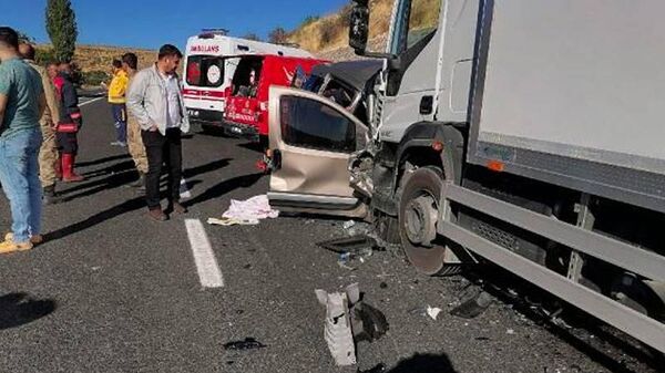 Malatya'da, TIR ile hafif ticari aracın çarpışması sonucu meydana gelen kazada 5 kişi öldü, 1 kişi yaralandı. - Sputnik Türkiye