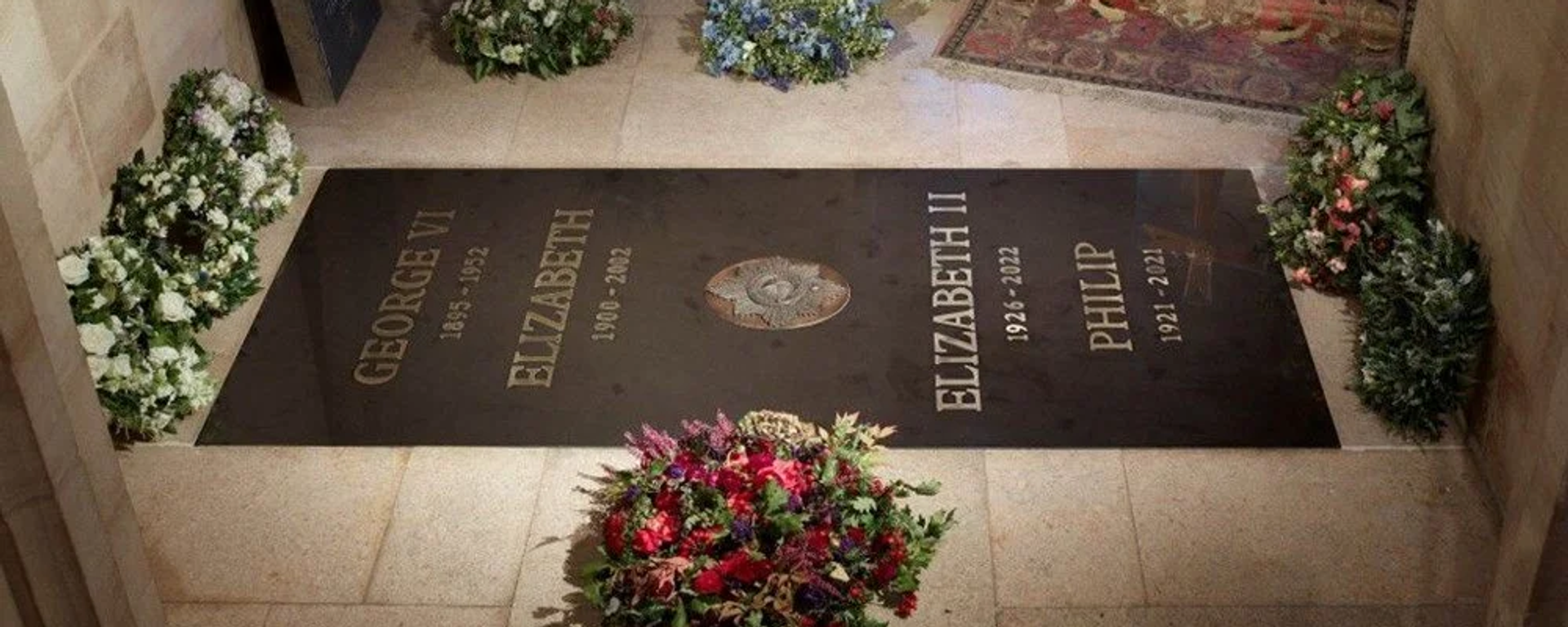 Buckingham Sarayı, 96 yaşında hayatını kaybeden ve geçtiğimiz hafta St George Şapeli’nde eşi Prens Philip ile birlikte defnedilen Kraliçe Elizabeth'in mezar taşını paylaştı. Mezar, perşembe günü ziyarete açılacak. - Sputnik Türkiye, 1920, 25.09.2022