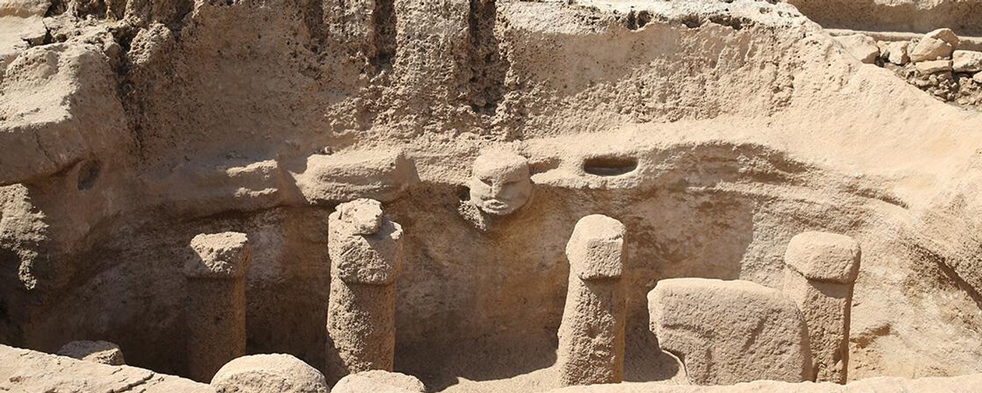 Karul, Karahantepe'nin açığa çıkarılan kalıntıların oluşturduğu etkiye bağlı olarak çok hızlı bir şekilde ören yerine dönüştürülen yerlerden biri olduğunu belirterek, bu durumun ziyaretçi sayısını arttıracağını ifade etti. - Sputnik Türkiye, 1920, 26.09.2022