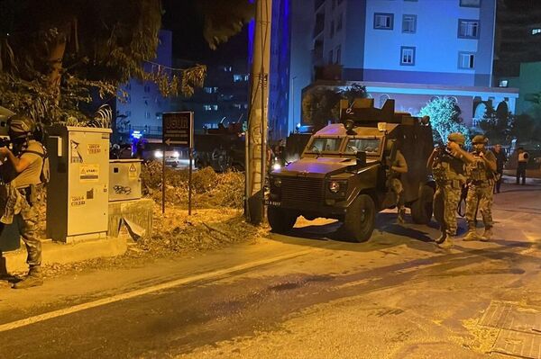 Mersin'in Mezitli ilçesindeki polisevine yönelik silahlı saldırıda 2 polis memuru yaralandı. Polis olay yerinde güvenlik önlemi aldı.
 - Sputnik Türkiye