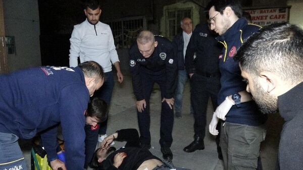 Erzurum'da bir genç, küpesiyle alay eden 2 kişi tarafından bıçaklandı - Sputnik Türkiye
