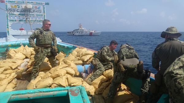 ABD Donanması, Umman Körfezi'nde bir balıkçı teknesinde yaklaşık 85 milyon değerinde 2 bin 400 kilogram eroin ele geçirdiğini açıkladı. - Sputnik Türkiye