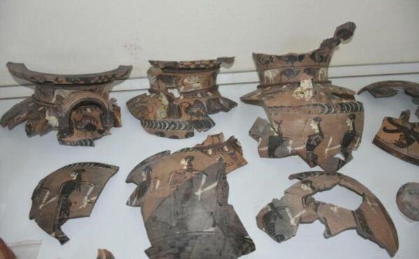 Klazomenai'de 2500 yıllık mitolojik yaratıklar ve araba yarışlarıyla süslenmiş lavabo bulundu - Sputnik Türkiye