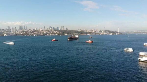 Üsküdar açıklarında Panama bayraklı Viva Eclipse adlı arıza yapan kuru yük gemisi Ahırkapı açıklarına çekilmeye başlandı. - Sputnik Türkiye