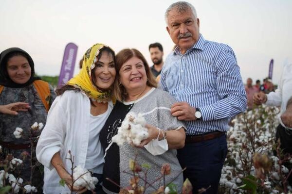 Türkan Şoray, adının verildiği pamuğun hasadına katıldı - Sputnik Türkiye