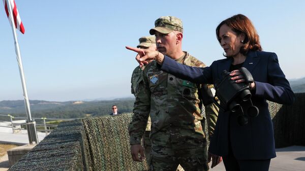 ABD Başkan Yardımcısı Kamala Harris, Güney Kore ziyareti kapsamında ülkenin Kuzey Kore sınırında bulunan silahsızlandırılmış bölgeye gitti.  - Sputnik Türkiye