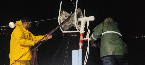 Kasa kasa palamut yakalama umuduyla yola çıktılar, gece boyunca 2 balık avlayabildiler - Sputnik Türkiye