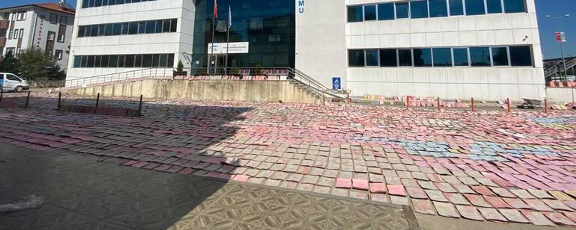 SGK arşivini su basmıştı: Selde ıslanan dosyalar bahçeye serilerek kurumaya bırakıldı - Sputnik Türkiye, 1920, 30.12.2022