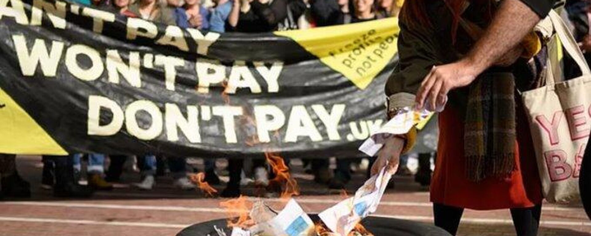 Britanya'da 'Don't Pay UK' (Ödeme Yapma Birleşik Krallık) kampanyasının ülke çapında düzenlediği protesto gösterilerinde yoğun katılım eşliğinde enerji faturaları yakıldı. - Sputnik Türkiye, 1920, 02.10.2022