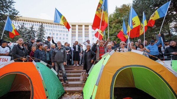 Moldova’nın başkenti Kişinev’de muhalefet tarafında yer alan Şor Partisi taraftarlarının başını çektiği protestocuların cumhurbaşkanlığı sarayı önünde kurduğu protesto kampı - Sputnik Türkiye