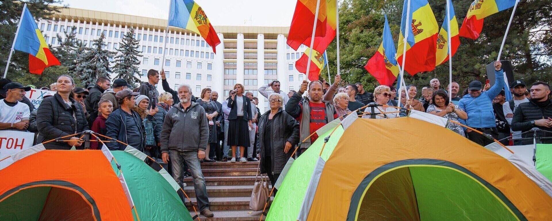 Moldova’nın başkenti Kişinev’de muhalefet tarafında yer alan Şor Partisi taraftarlarının başını çektiği protestocuların cumhurbaşkanlığı sarayı önünde kurduğu protesto kampı - Sputnik Türkiye, 1920, 18.04.2025