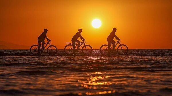 Van'da bisiklet tutkunları, su seviyesindeki düşüşe dikkati çekmek amacıyla Van Gölü'nün kıyılarında oluşan adacıklarda bisiklet sürdü, yürüyüş yaptı. - Sputnik Türkiye