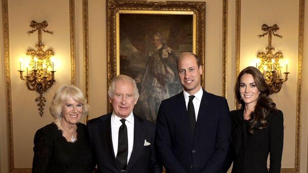 İngiltere’de kraliyet ailesinden Kraliçe 2. Elizabeth’in ölümünün ardından ilk resmi fotoğraf geldi. - Sputnik Türkiye