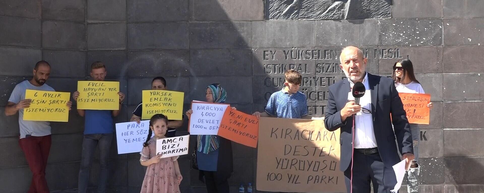 Gaziantep’te bir grup kiracı, ellerine aldıkları pankartlarla 1 saat boyunca sessizce bekleyerek, kiralara fahiş zamlar yapan ev sahiplerini protesto etti. Geçinemeyen vatandaşlar, kira artışlarında yaşanan yükselişin durmasını talep etti. - Sputnik Türkiye, 1920, 03.10.2022