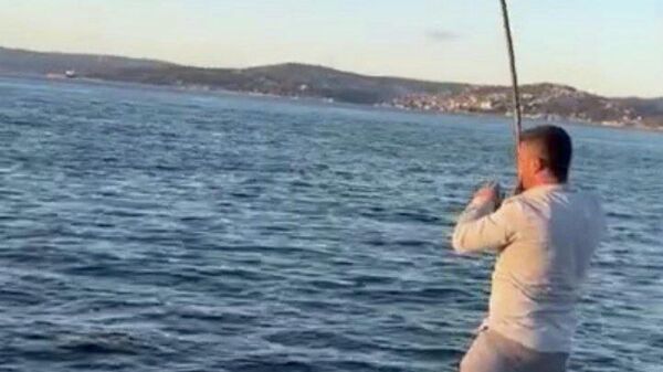 Beykoz'da sahile balık tutmak için gelen vatandaşın oltasına köpek balığı takıldı - Sputnik Türkiye