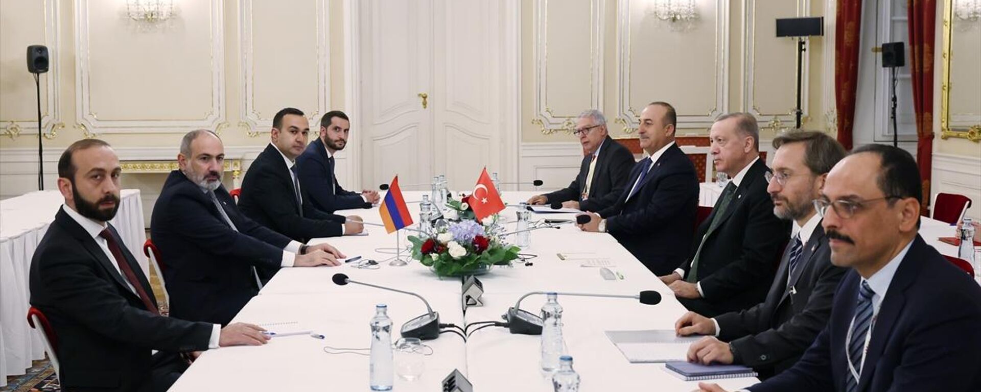 Cumhurbaşkanı Erdoğan, Avrupa Siyasi Topluluğu toplantısı için bulunduğu Prag'da Ermenistan Başbakanı Paşinyan ile bir araya geldi. - Sputnik Türkiye, 1920, 06.10.2022