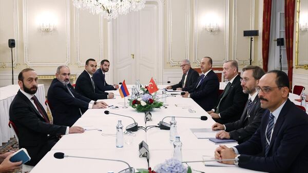 Cumhurbaşkanı Erdoğan, Avrupa Siyasi Topluluğu toplantısı için bulunduğu Prag'da Ermenistan Başbakanı Paşinyan ile bir araya geldi. - Sputnik Türkiye