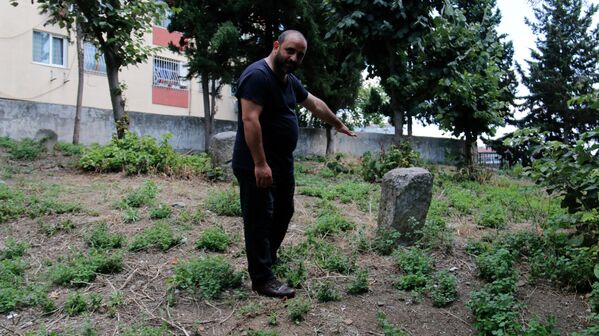 Araştırmacı yazar Halid Develioğlu’nun ifadelerine göre toplu halde bulunan yaklaşık 7 cellat mezarı, Türkiye’de bulunan ikinci büyük toplu cellat mezarlığı olabilir. - Sputnik Türkiye