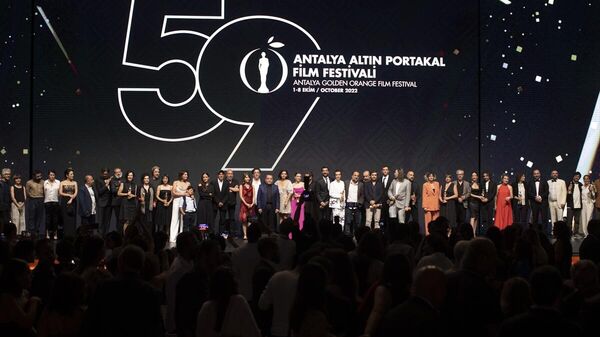 59. Antalya Altın Portakal Film Festivali kapsamında Ulusal Uzun Metraj Film Yarışması'nda 'En İyi Film Ödülü'nü, Özcan Alper'in yönettiği 'Karanlık Gece' kazandı. - Sputnik Türkiye